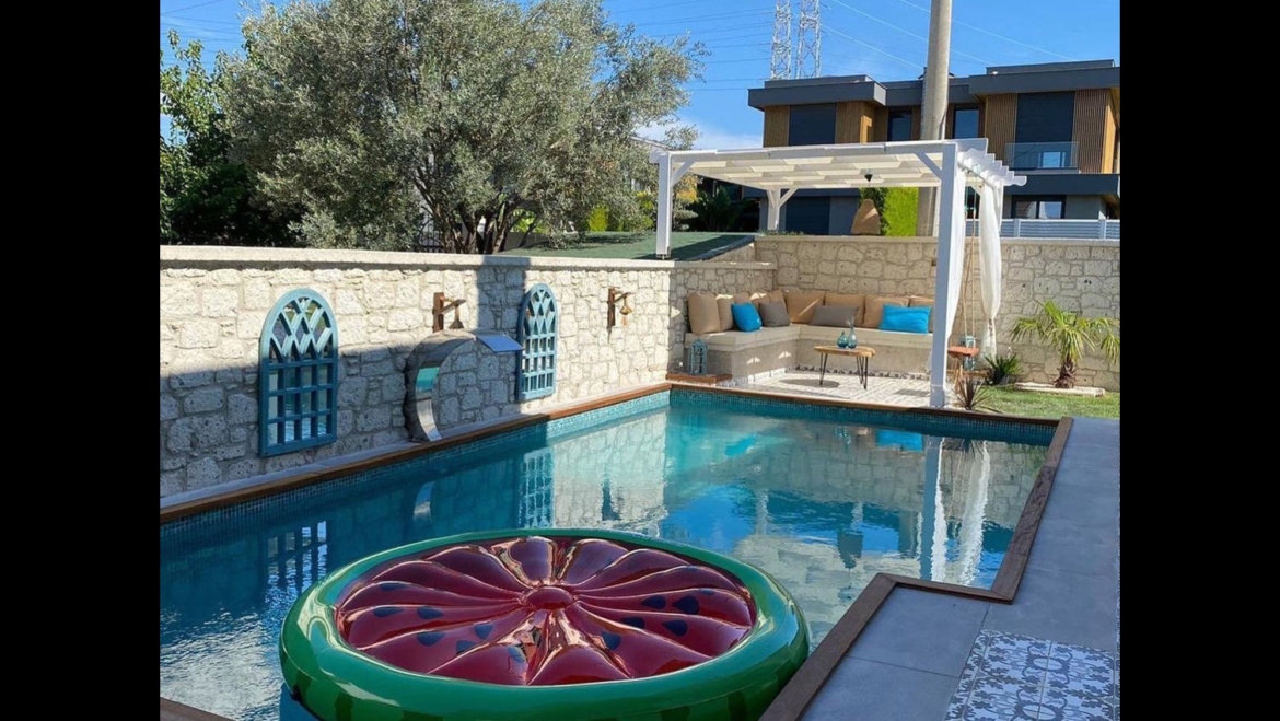 4+1 detached Alaçatı dream with a garden and a pool