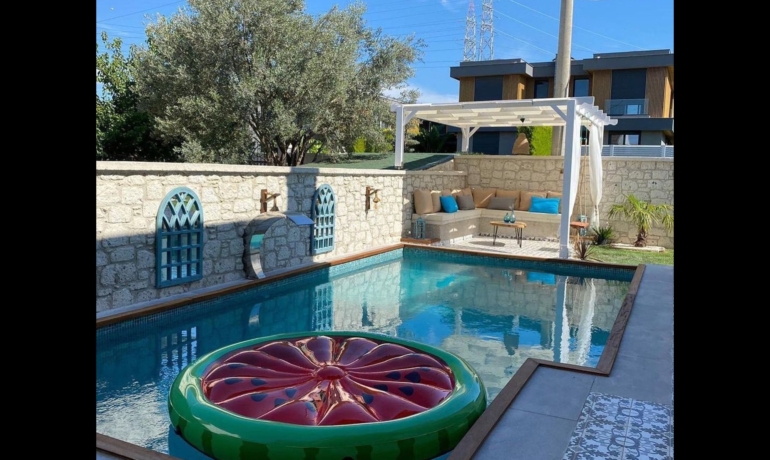4+1 detached Alaçatı dream with a garden and a pool